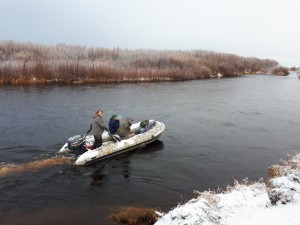 Работа на воде по замерзающей реке требует внимания, опыта и сноровки. 