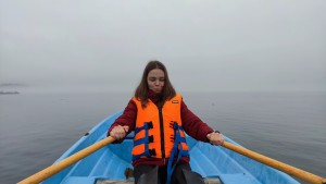 Студентка Алиса Циберт осваивает управление весельной лодкой