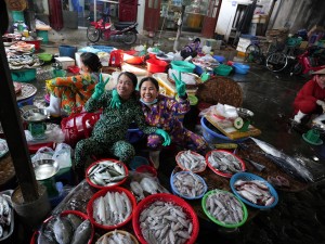 Веселые продавщицы рыбы и головоногих моллюсков